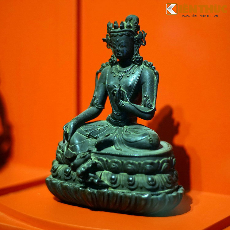 Một điểm đáng chú ý trong nghệ thuật tạo tác tượng Phật cổ Tây Tạng là vị thế gần như độc tôn của chất liệu đồng. Người ta không tìm thấy dấu tích của chạm khắc đá trong điêu khắc Phật giáo Tây Tạng.