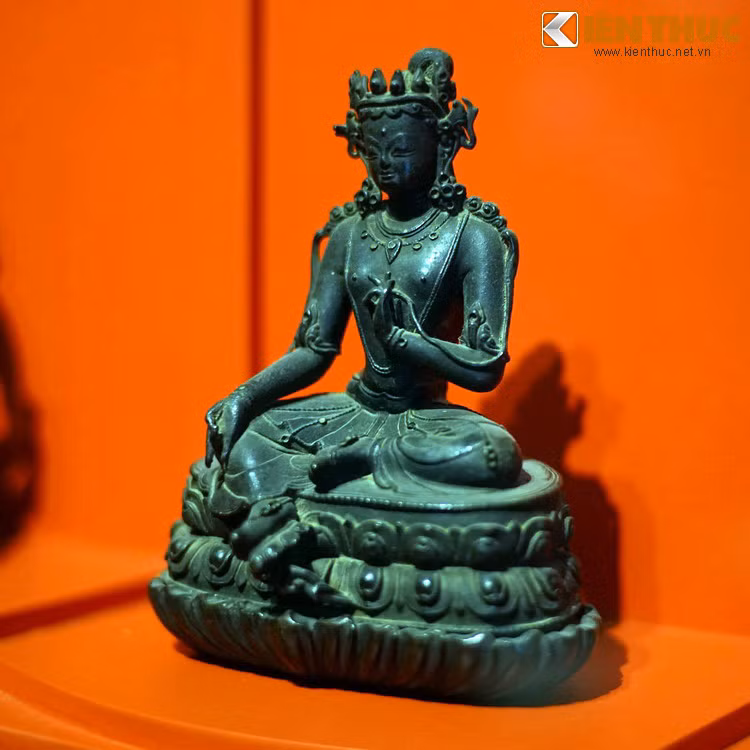 Một điểm đáng chú ý trong nghệ thuật tạo tác tượng Phật cổ Tây Tạng là vị thế gần như độc tôn của chất liệu đồng. Người ta không tìm thấy dấu tích của chạm khắc đá trong điêu khắc Phật giáo Tây Tạng.