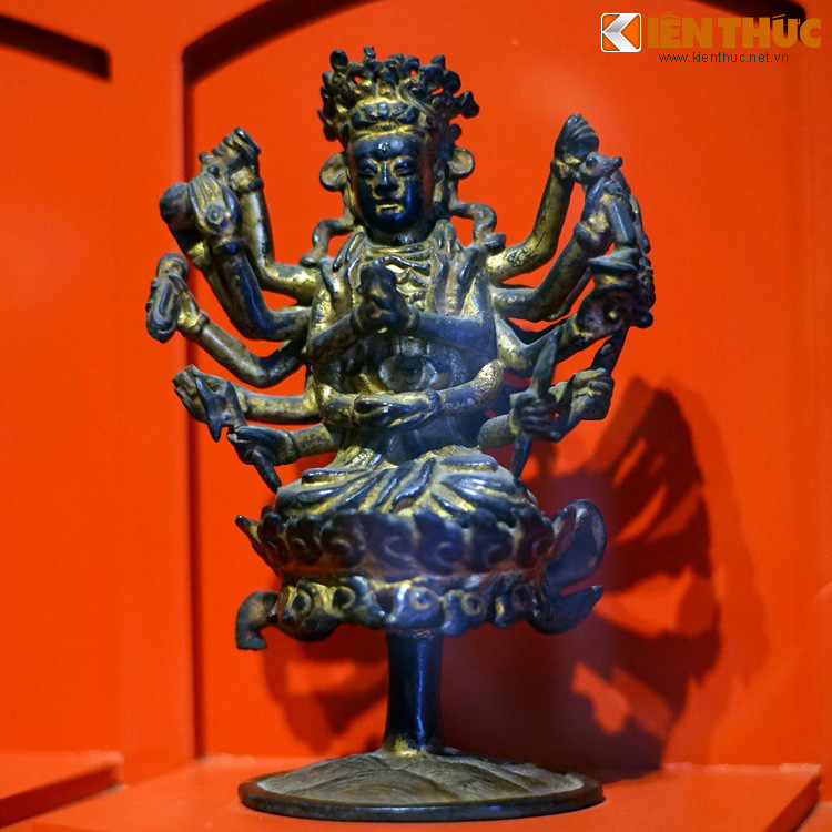 Tượng Quan Âm Chuẩn Đề của Phật giáo Tây Tạng, thế kỷ 19.