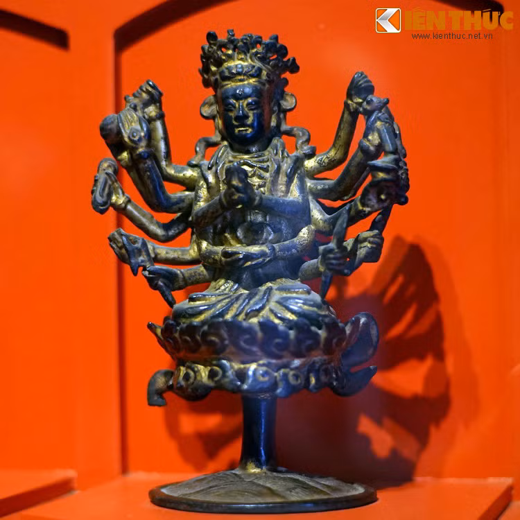 Tượng Quan Âm Chuẩn Đề của Phật giáo Tây Tạng, thế kỷ 19.