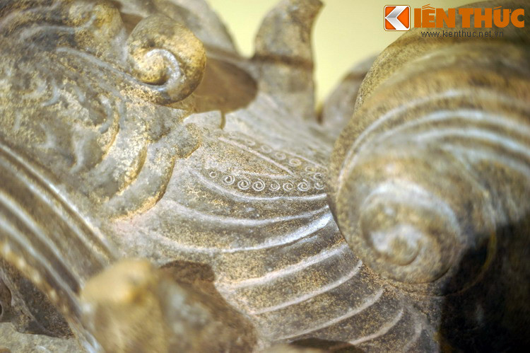 Hình tượng phượng hoàng xuất hiện trong văn hóa Việt từ rất sớm. Có người cho rằng hình tượng chim Lạc trên trống đồng Đông Sơn chính là sự khắc họa có tính điển hình đầu tiên về chim phượng.