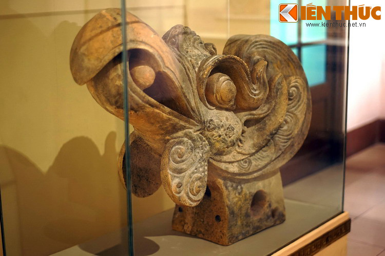 Hiện vật này làm bằng đất nung, có chiều dài khoảng 1 mét tính từ đầu mỏ đến dải bờm sau đầu, được tạo tác vào cuối triều Trần hoặc triều Hồ, niên đại khoảng thế kỷ 14-15. Đây là bộ phận trang trí góc mái kiến trúc của cung điện thời kỳ này.