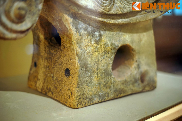 Dưới đầu tượng có cấu trúc mộng dùng để ghép tượng vào bộ mái công trình.