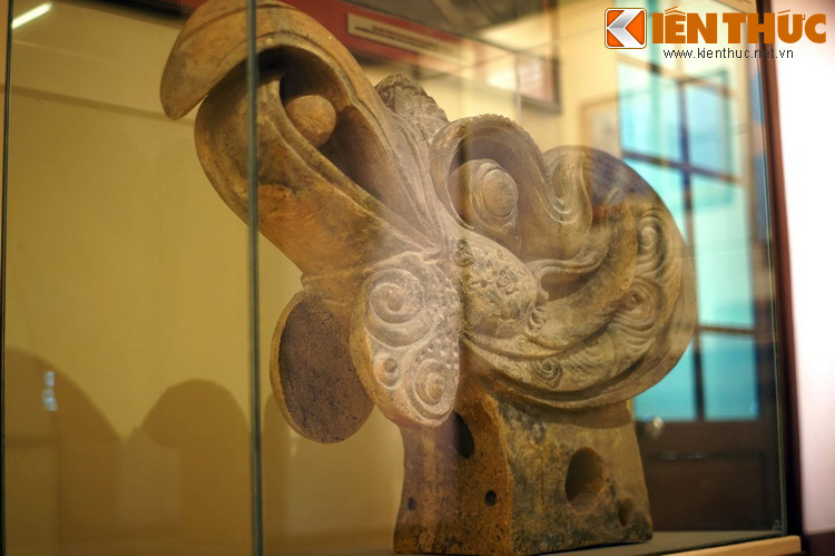 Với kích thước rất lớn, chiếc đầu phượng không chỉ thể hiện quy mô đồ sộ của công trình kiến trúc mà còn phản ánh trình độ của những người nghệ nhân, thợ xây dựng thời kỳ này.