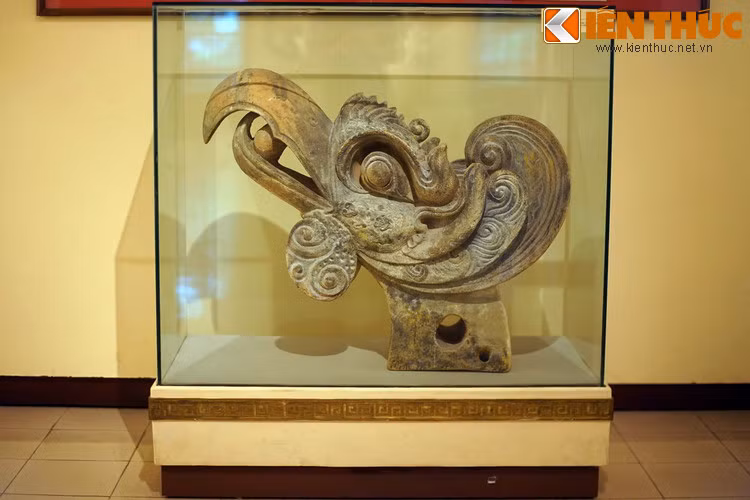 Phượng hoàng là một linh vật quan trọng trong quan niệm truyền thống của người Việt. Các cổ vật mang hình tượng phượng hoàng có khá nhiều ở Việt Nam, trong đó kích thước đồ sộ và tinh xảo bậc nhất phải kể đến là chiếc đầu phượng hoàng được lưu giữ ở Bảo tàng Lịch sử Quốc gia.