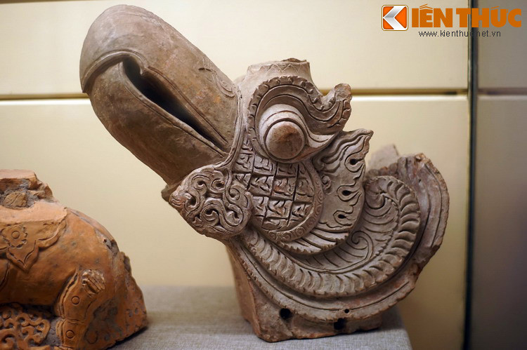 Một đầu phượng hoàng có kích cỡ nhỏ hơn được trưng bày tại Bảo tàng Lịch sử Quốc gia. Mới quý độc giả xem video: "Sốc nặng" với phát hiện nguồn gốc người Việt. Nguồn: VTC9