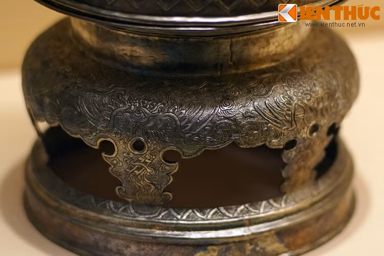 Chân đài thờ cũng khắc hình chim phượng. Có lẽ hiện vật này từng thuộc về nơi thờ tự một bà hoàng của triều Nguyễn.