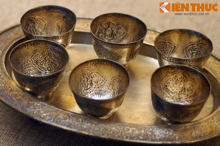 6 chiếc chén trong bộ ấm chén bằng bạc được chạm khắc rất cầu kỳ.