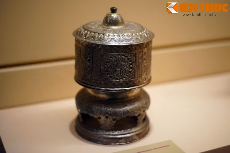 3. Một đài thờ trong cặp đài thờ bằng bạc dùng để thờ tự trong hoàng cung nhà Nguyễn thế kỷ 19.