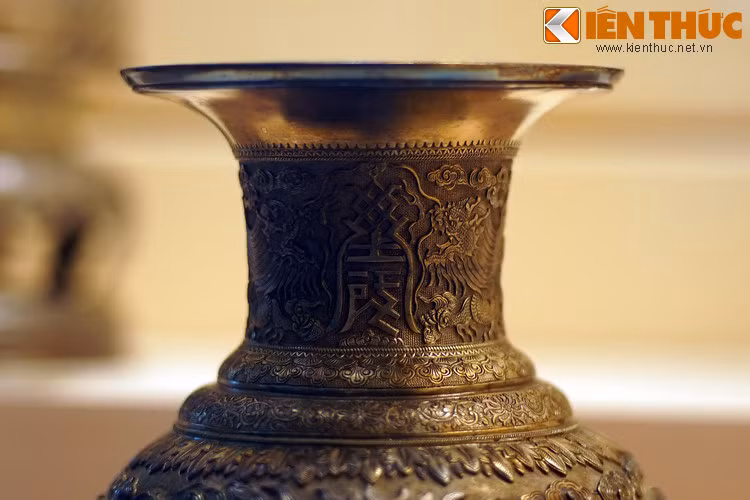 Hình tượng rồng trên cổ chiếc bình.