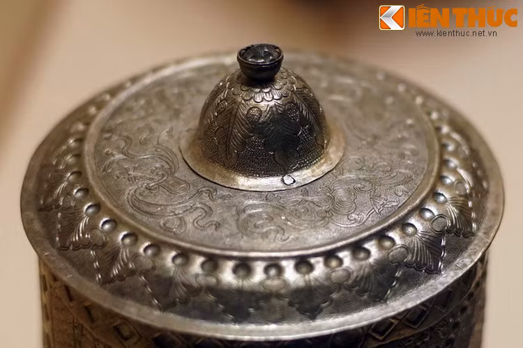 Các họa tiết trên nắp đài thờ.