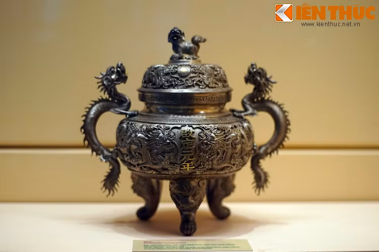 1. Chiếc đỉnh bằng bạc niên hiệu Khải Định năm thứ nhất (1916), đồ thờ trong hoàng cung nhà Nguyễn. Hiện vật được trưng bày tại Bảo tàng Lịch sử Quốc gia Việt Nam (Hà Nội).