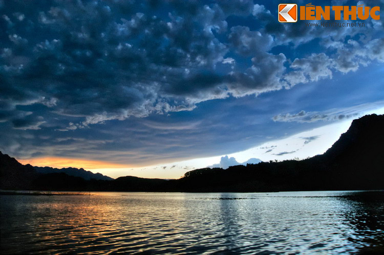 Cảnh sắc lòng hồ biến đổi không ngừng theo sự thay đổi của thời gian trong ngày, cũng như biến động của thời tiết.