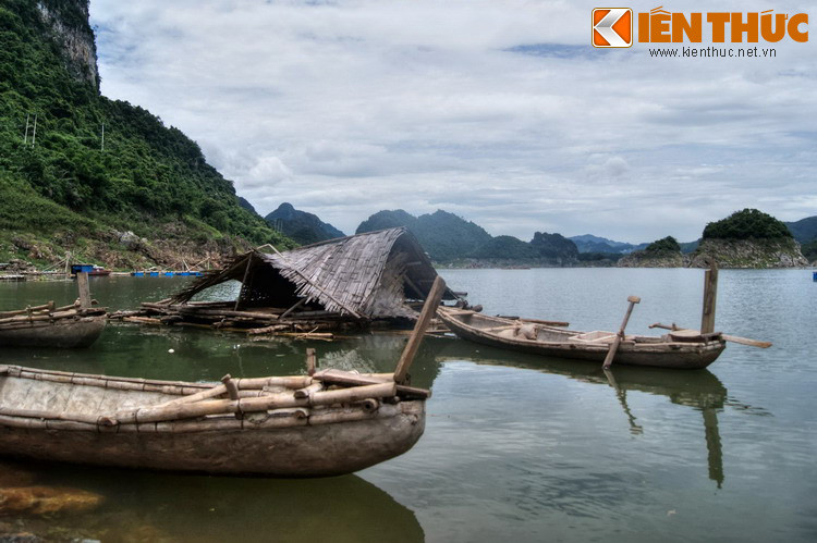 Du khách có thể đến hồ từ thành phố Hòa Bình hoặc từ các địa điểm xa hơn như Thung Nai, Ba Khan, Thung Nang... Càng gần thượng nguồn, cảnh sắc sẽ càng hoang sơ.