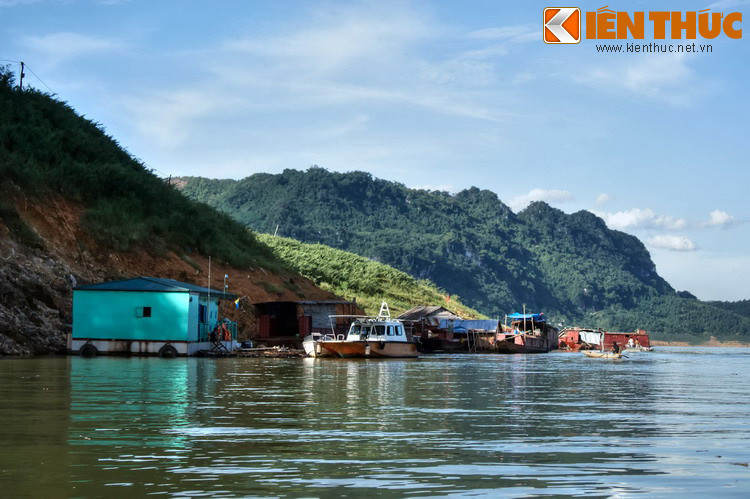 Cảnh quan ấn tượng này khiến hồ còn được mệnh danh là "Vịnh Hạ Long trên cạn" của mảnh đất Hòa Bình.