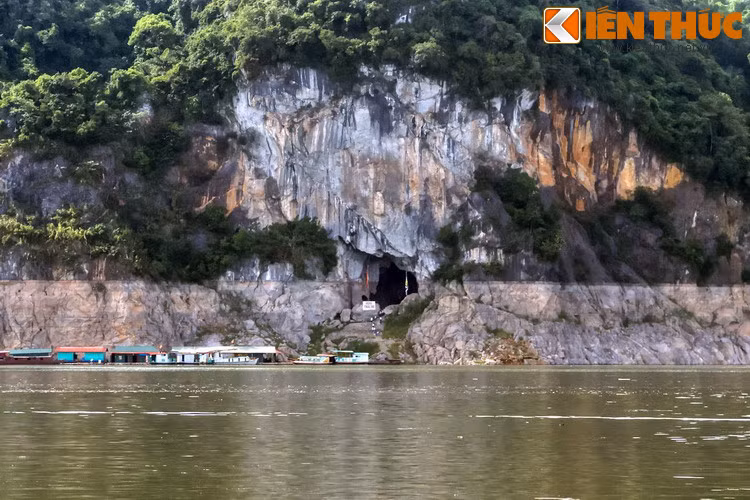 Động Thác Bờ là một địa điểm không thể bỏ qua trong hành trình khám phá hồ thủy điện Hòa Bình. Đây là nơi có đền Thác Bờ, một ngôi đền nổi tiếng linh thiêng của đạo thờ Mẫu.