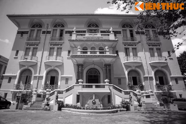 Những ngày qua, Bảo tàng Mỹ Thuật TP.HCM bị nứt, lún bởi công trình xây dựng tòa nhà cao ốc khu tứ giác Bến Thành khiến nhiều người quan tâm. Bởi đây là địa danh nổi tiếng của TP.HCM, được công nhận di tích lịch sử văn hóa cấp thành phố.