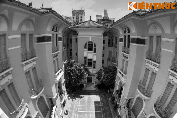 Nằm ở trung tâm quận 1, TP.HCM, tòa nhà chính của Bảo tàng Mỹ thuật TP.HCM từng là nơi cư ngụ của chú Hỏa - Hứa Bổn Hỏa, nhà tư sản người Hoa nằm trong top bốn đại gia giàu nhất Sài Gòn xưa ("Nhất Sỹ, nhì Phương, tam Xường, tứ Hỏa"). Có khá nhiều giai thoại về gia đình của chú Hỏa cũng như căn biệt thự được lưu truyền ở Sài Gòn, trong đó có câu chuyện con ma nhà họ Hứa.