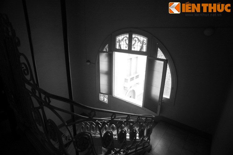 E ngại nên Tiểu Lan luôn sống thu mình trong một căn phòng trên tầng cao nhất của tòa dinh thự. Mỗi ngày, những người phục vụ thay nhau đưa cơm nước, quần áo cho tiểu thư.