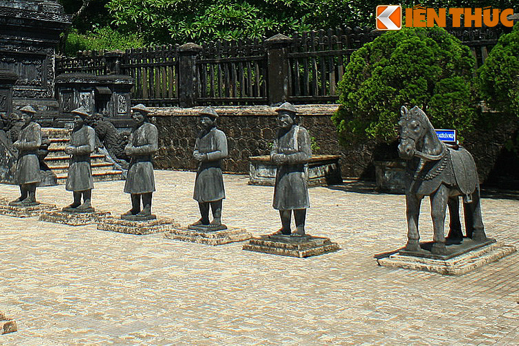 Tượng lính hầu ở lăng vua Khải Định (xã Thủy Bằng, thị xã Hương Thủy, tỉnh Thừa Thiên - Huế). Khải Định (1885-1925) là vị vua thứ 12 của triều Nguyễn, ở ngôi từ năm 1916-1925. Mời quý độc giả xem video: Thách thức gìn giữ văn minh sông Hồng. Nguồn: VTC1