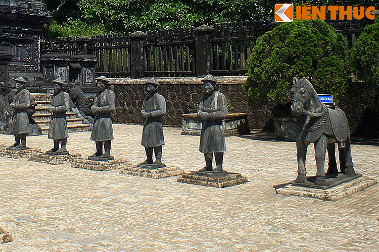 Tượng lính hầu ở lăng vua Khải Định (xã Thủy Bằng, thị xã Hương Thủy, tỉnh Thừa Thiên - Huế). Khải Định (1885-1925) là vị vua thứ 12 của triều Nguyễn, ở ngôi từ năm 1916-1925. Mời quý độc giả xem video: Thách thức gìn giữ văn minh sông Hồng. Nguồn: VTC1