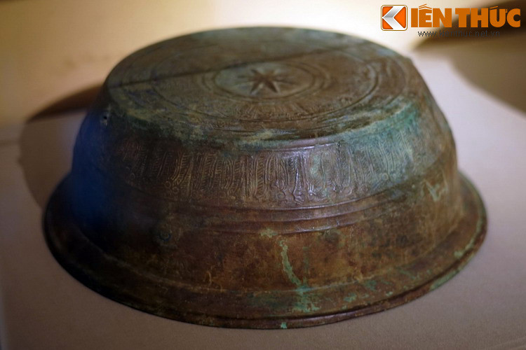 Chậu vốn là một loại hình cổ vật khá hiếm gặp ở Việt Nam. Và chiếc chậu hình trống trang trí hoa văn Đông Sơn được lưu giữ tại Bảo tàng Lịch sử Quốc gia có thể coi là chiếc chậu cổ "độc lạ" số một ở nước ta.