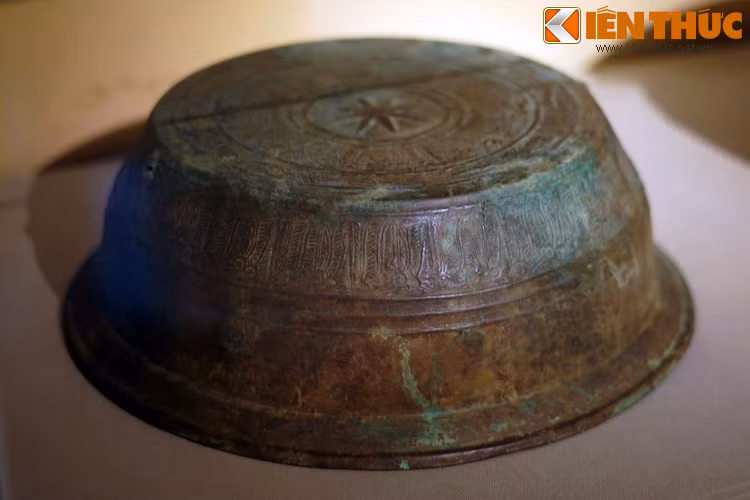 Chậu vốn là một loại hình cổ vật khá hiếm gặp ở Việt Nam. Và chiếc chậu hình trống trang trí hoa văn Đông Sơn được lưu giữ tại Bảo tàng Lịch sử Quốc gia có thể coi là chiếc chậu cổ "độc lạ" số một ở nước ta.