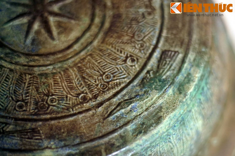 Họa tiết mang đậm dấu ấn Đông Sơn là hình tượng 6 con chim hạc xoay theo chiều kim đồng hồ ở vòng tròn phía ngoài.