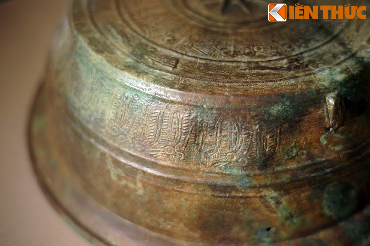 Một nửa thân tiếp giáp mặt đáy của chiếc chậu cũng trang trí hoa văn phong cách Đông Sơn, nửa kia để trơn.