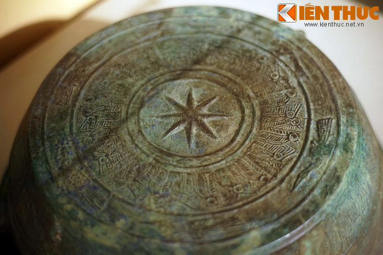 Nét đặc sắc nhất của chiếc chậu nghìn tuổi này là đáy ngoài chậu trang trí hoa văn theo phong cách trang trí trên trống đồng Đông Sơn.