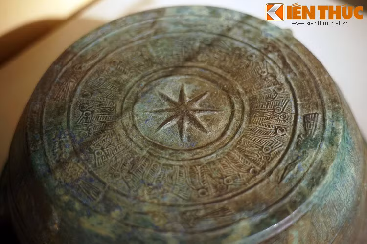 Nét đặc sắc nhất của chiếc chậu nghìn tuổi này là đáy ngoài chậu trang trí hoa văn theo phong cách trang trí trên trống đồng Đông Sơn.