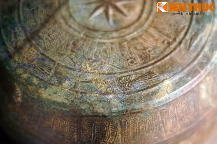 Sự hiển diện của hoa văn Đông Sơn trên một hiện vật đầu thời Bắc thuộc, có niên đại nhiều thế kỷ sau trống đồng Đông Sơn đã phản ánh sự bảo tồn văn hóa Đông Sơn của người Việt giai đoạn này.