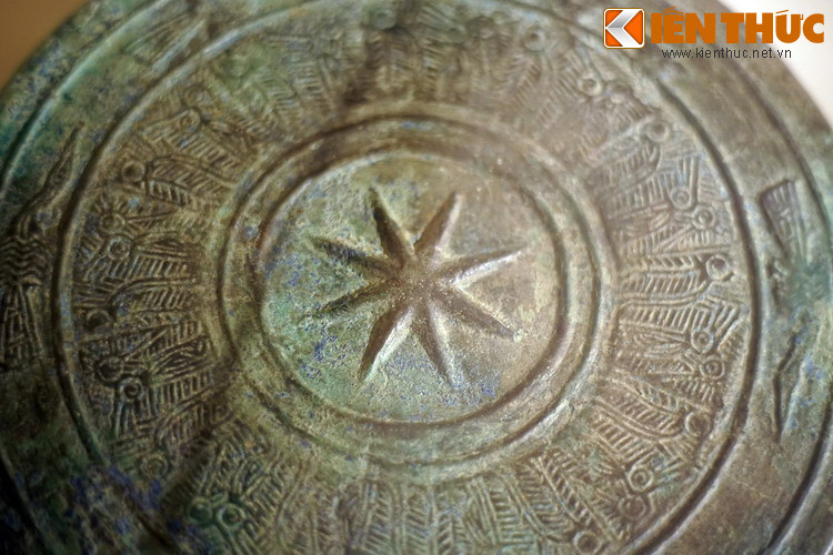 Cụ thể, các lớp trang trí được sắp xếp theo các vòng tròn đồng tâm, với trung tâm là một ngôi sao 8 cánh.