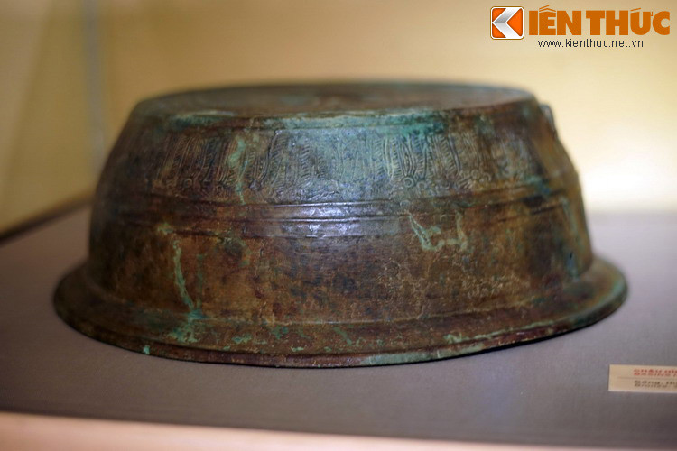 Chiếc chậu này có niên đại vào khoảng thế kỷ 2-3, là đồ tùy táng được tìm thấy trong một mộ Hán cổ ở vùng cửa biển Lạch Trường, tỉnh Thanh Hóa vào thập niên 1930.