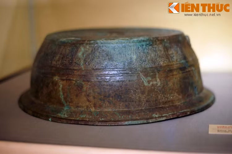 Chiếc chậu này có niên đại vào khoảng thế kỷ 2-3, là đồ tùy táng được tìm thấy trong một mộ Hán cổ ở vùng cửa biển Lạch Trường, tỉnh Thanh Hóa vào thập niên 1930.