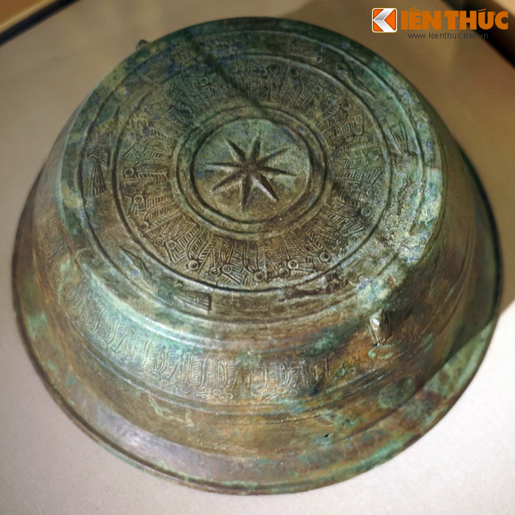 Về tổng quan, chậu có đường kính miệng khoảng 50cm, đường kính đáy 30cm, cao khoảng 20cm, được đúc bằng đồng. Theo thời gian, lớp đồng bên ngoài đã oxy hóa và ngả sang màu xanh.