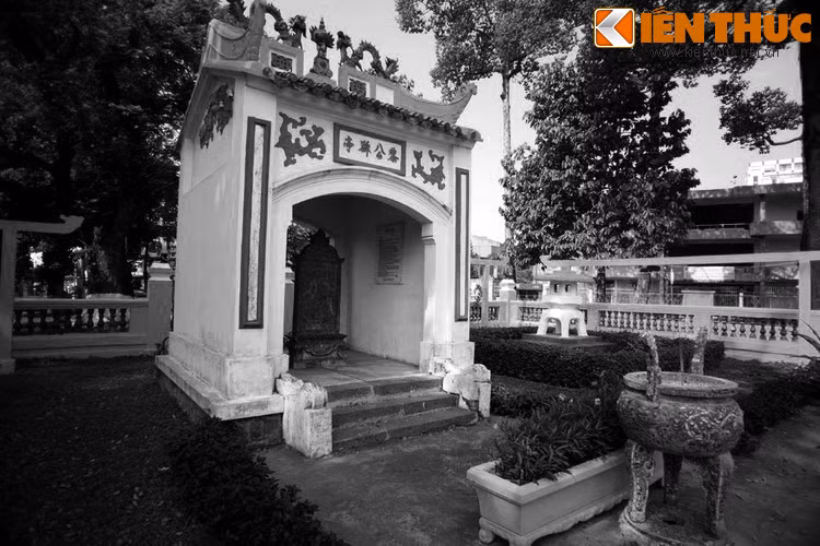 Thấy Lê Văn Duyệt bị hàm oan, sau khi lên ngôi, vua Thiệu Trị cho dẹp bia đá khắc tội và đắp lại mộ (1841). Đến năm 1848, năm đầu đời Tự Đức, Đông Các đại học sĩ Võ Xuân Cẩn dâng sớ xin phục hồi quan tước, gia ơn cho con cháu các công thần, trong đó có Tả quân Lê Văn Duyệt.