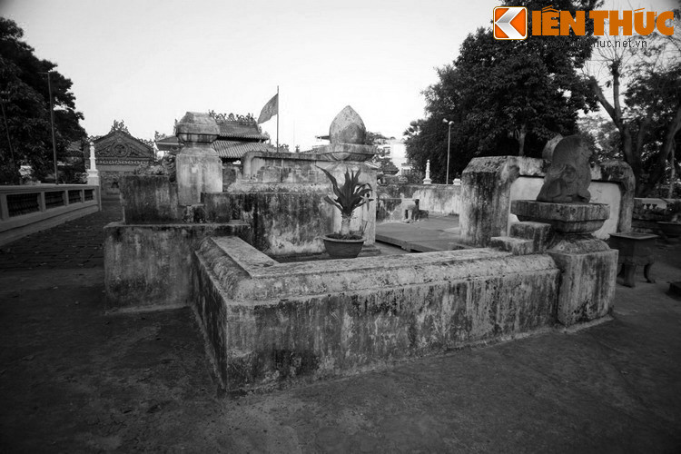 Ngôi mộ được lập năm 1832, sau khi ngài Tả quân mất. Một năm sau, sự biến thành Phiên An (cuộc binh biến của Lê Văn Khôi, con nuôi Lê Văn Duyệt) xảy ra làm chấn động miền Nam. Khi cuộc nổi loạn bị dập tắt, ngài Tả quân vẫn bị buộc tội gián tiếp gây biến loạn dù đã thành người thiên cổ.