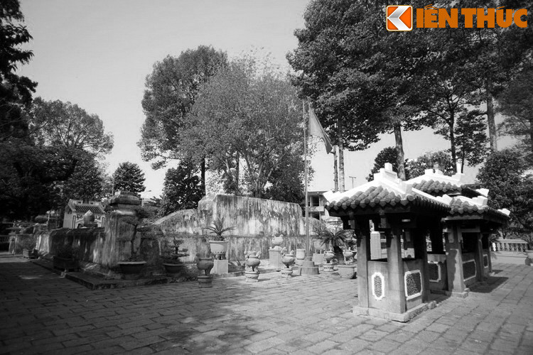 Nằm ở phường 1, quận Bình Thạnh, TP HCM, khu lăng mộ của Tả quân Lê Văn Duyệt (1764-1832) hay Lăng Ông Bà Chiểu là khu lăng mộ bề thế bậc nhất đất Sài Gòn. Trong quần thể các công trình kiến trúc của lăng, phần mộ được xây dựng sớm nhất và có một số phận vô cùng đặc biệt.