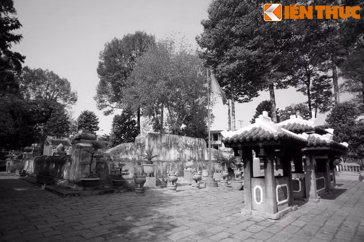 Nằm ở phường 1, quận Bình Thạnh, TP HCM, khu lăng mộ của Tả quân Lê Văn Duyệt (1764-1832) hay Lăng Ông Bà Chiểu là khu lăng mộ bề thế bậc nhất đất Sài Gòn. Trong quần thể các công trình kiến trúc của lăng, phần mộ được xây dựng sớm nhất và có một số phận vô cùng đặc biệt.