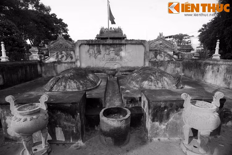 Để trừng phạt người nằm dưới mộ, vua Minh Mạng đã ra chỉ dụ san bằng mộ, trên dựng bia đá có khắc tám chữ “Quyền yêm Lê Văn Duyệt phục pháp xử”, nghĩa là “Chỗ tên hoạn quan Lê Văn Duyệt chịu tội”.