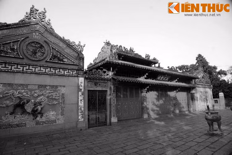 Nhà vua xem sớ xong cảm động, truy phong cho các vị được nêu trong sớ và ban phẩm hàm cho con cháu họ. Riêng mộ phần Tả quân Lê Văn Duyệt ở Gia Định được vua ưu ái cho đắp cao rộng thêm và đền thờ của ông ở cạnh đó cũng được sửa sang.