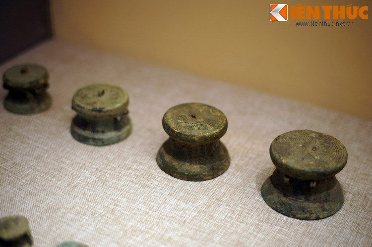 Nói đến trống đồng, nhiều người sẽ nghĩ đến một loại hình cổ vật đồ sộ, được chế tác vô cùng tinh xảo của nền văn minh Đông Sơn. Nhưng không phải ai cũng biết ngoài các trống đồng lớn, hàng trăm trống đồng "tí hon" đã được tìm thấy ở Việt Nam.