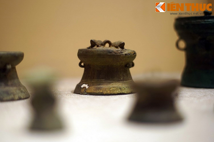 Bảo tàng Lịch sử Quốc gia Việt Nam là nơi đang lưu giữ rất nhiều chiếc trống đồng đặc biệt này. Chúng được gọi là trống đồng minh khí, là đồ tùy táng trong các ngôi mộ của cư dân Đông Sơn, niên đại cách đây 2.500 đến 2.000 năm.