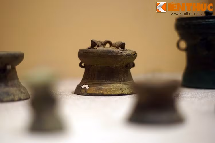 Bảo tàng Lịch sử Quốc gia Việt Nam là nơi đang lưu giữ rất nhiều chiếc trống đồng đặc biệt này. Chúng được gọi là trống đồng minh khí, là đồ tùy táng trong các ngôi mộ của cư dân Đông Sơn, niên đại cách đây 2.500 đến 2.000 năm.