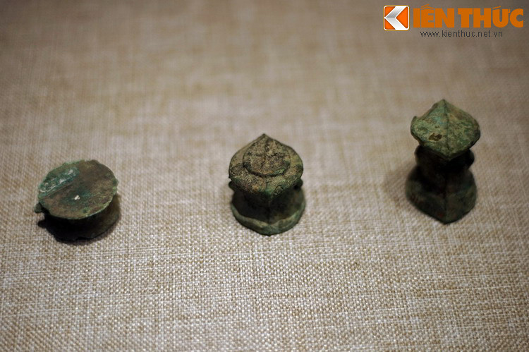 Những chiếc nhỏ nhất trông như cục đồng thô, hầu như không có hoa văn trang trí.