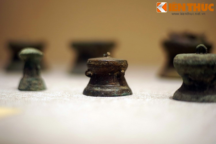 Cho đến nay, có nhiều lý giải khác nhau về sự hiện diện của trống đồng minh khí trong các ngôi mộ Đông Sơn. Theo đó, có thể cư dân Đông Sơn xưa chôn trống minh khí dựa theo quan niệm "trần sao âm vậy", để người đã khuất có trống dùng khi sang thế giới bên kia.