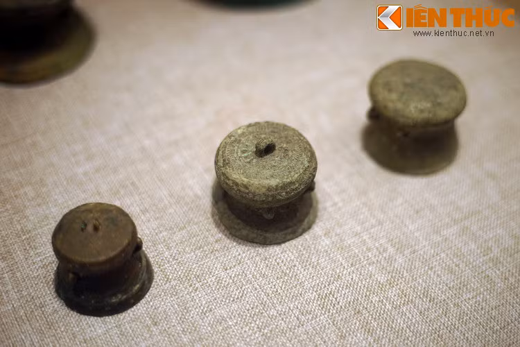 Các ý kiến khác cho rằng trống minh khí được sử dụng như một thứ bùa chú, hay một vật phẩm mang ý nghĩa của thuyết vũ trụ tạo sinh, giúp hồn người chết trong quy trình tái sinh và hằng cửu...