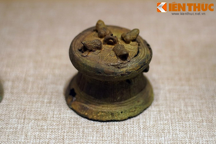 Có trống minh khí trang trí hình ếch trên mặt, phỏng theo loại hình trống đồng Đông Sơn có ếch/cóc được tìm thấy khá nhiều ở Việt Nam, được cho là dùng để cầu mưa theo tín ngưỡng người xưa.