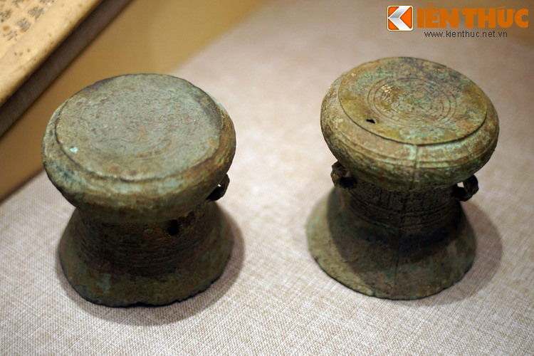 So với trống đồng Đông Sơn "xịn" thì trống đồng minh khí được trang trí sơ sài hơn nhiều, một điều dễ hiểu do kích cỡ quá nhỏ của chúng.